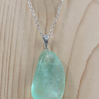 Collier pierre roulée Fluorine naturelle avec chaîne argentée – Qualité A+