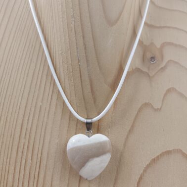Collier cœur en Jaspe Mokaïte naturel avec cordon blanc – Qualité A