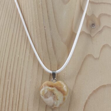 Collier cœur en Amazonite multicolore naturelle avec cordon blanc – Qualité A