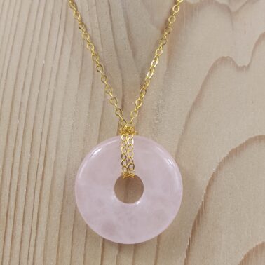Collier Donut en Quartz Rose naturel avec chaîne dorée – Qualité A