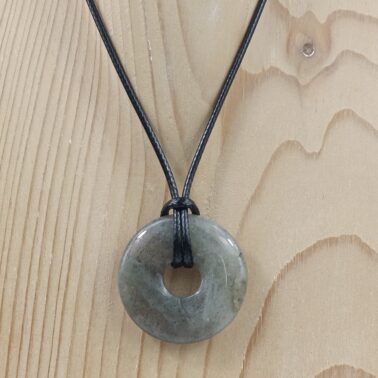 Collier pierre naturelle Donut Labradorite qualité A provenance de Madagascar