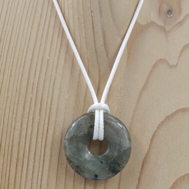 Collier Donut en Labradorite naturelle avec cordon blanc – Qualité A
