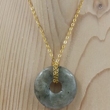 Collier pierre naturelle Donut Labradorite qualité A provenance de Madagascar