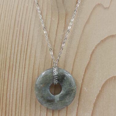 Collier pierre naturelle Donut Labradorite qualité A provenance de Madagascar