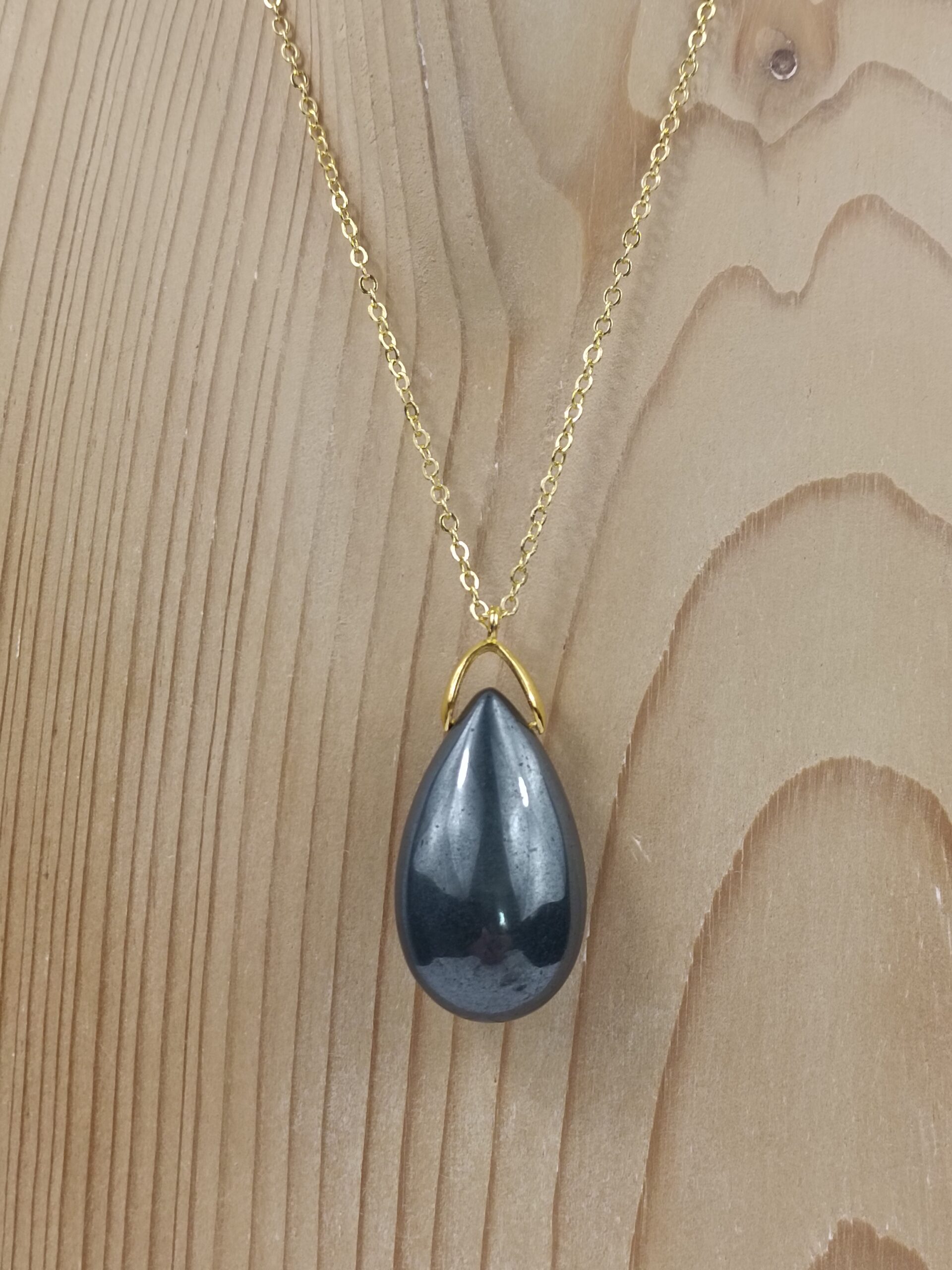 Sautoir Goutte Hématite naturelle avec chaîne dorée – Qualité A+ – Image 3