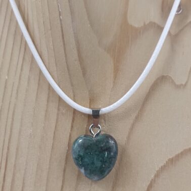 Collier pierre Agate mousse en forme de cœur 1.5 x 1.5 cm