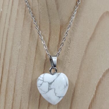Collier cœur en pierre naturelle Howlite blanche 