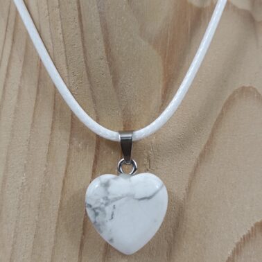 Collier cœur en pierre naturelle Howlite blanche 