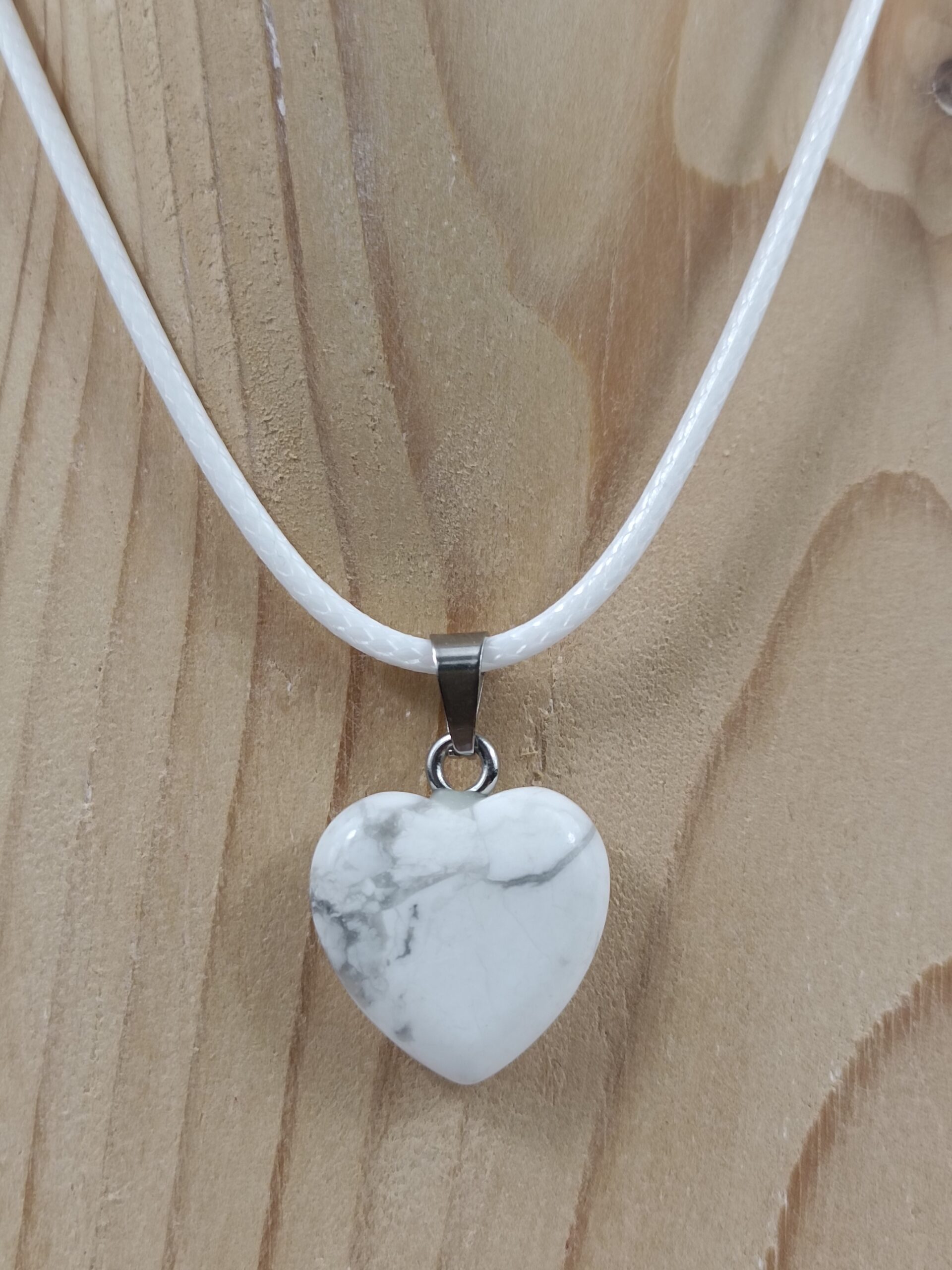 Collier cœur en pierre naturelle Howlite blanche