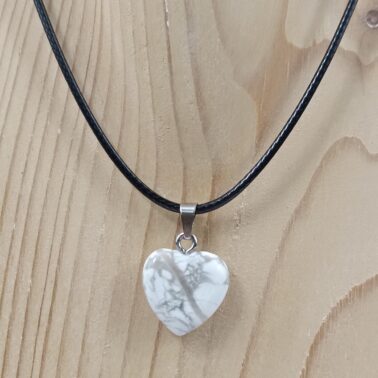 Collier cœur en pierre naturelle Howlite blanche 