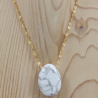 Collier pierre percée forme goutte Howlite Blanche naturelle