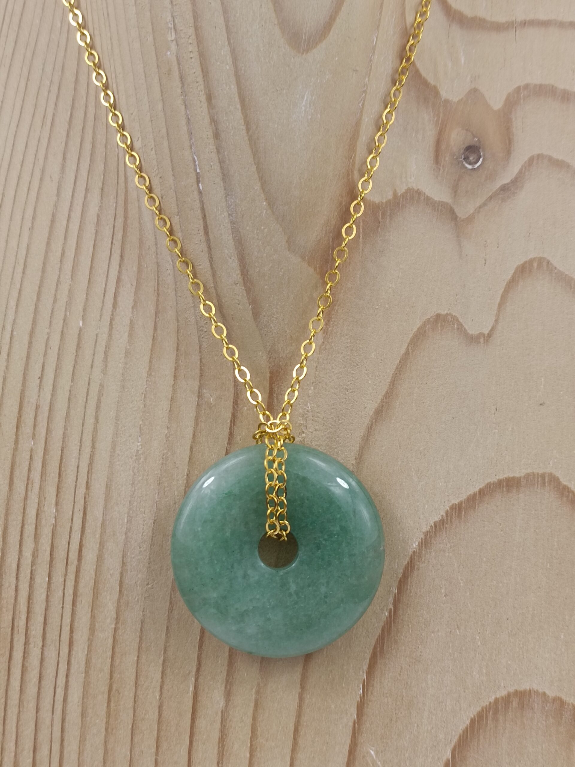 Collier Donut en Aventurine verte naturelle avec chaîne dorée – Qualité A