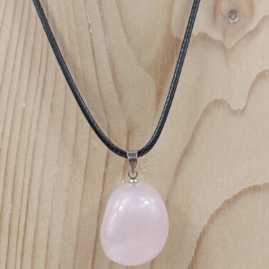 Collier Pierre Roulée Quartz Rose naturelle avec cordon noir – Qualité A