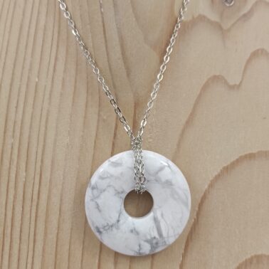 Collier Donut en Howlite blanche naturelle avec chaîne argentée – Qualité A