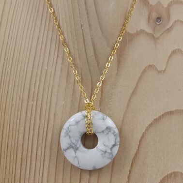 Collier Donut en Howlite blanche naturelle avec chaîne dorée – Qualité A