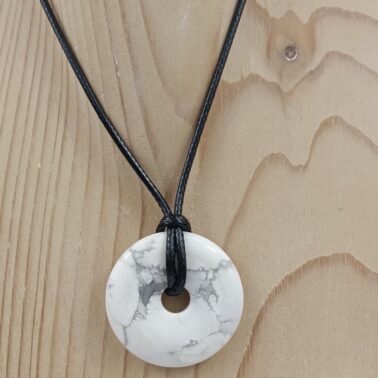 Donut en Howlite blanche naturelle avec cordon noir – Qualité A
