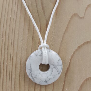 Collier Donut en Pierre Howlite avec cordon noir – Qualité A