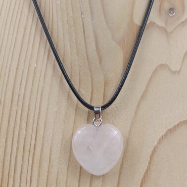 Collier quartz rose en forme de cœur 2 x 2 cm
