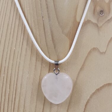 Collier quartz rose en forme de cœur 2 x 2 cm