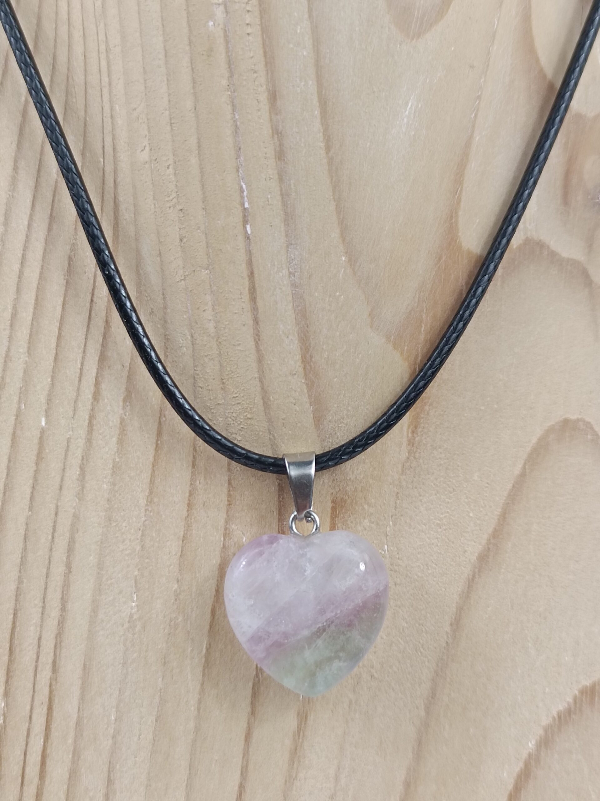 Collier pierre naturelle cœur en fluorine multicolore