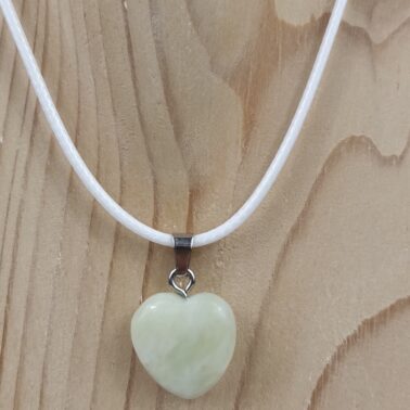 Collier pierre naturelle en forme de cœur en jade de Chine