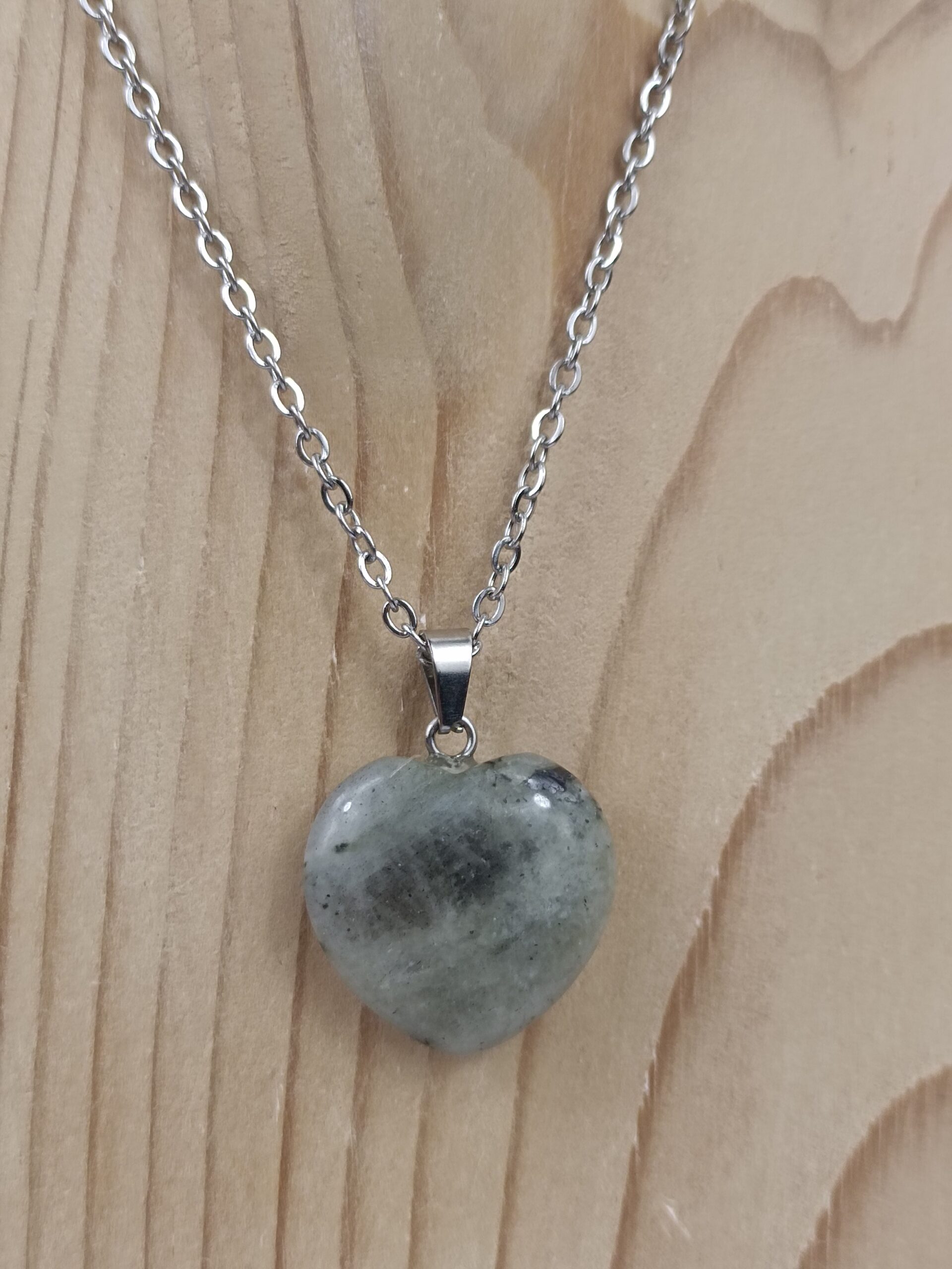 Collier en forme de cœur pierre naturelle Labradorite