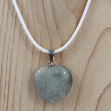 Collier en forme de cœur pierre naturelle Labradorite
