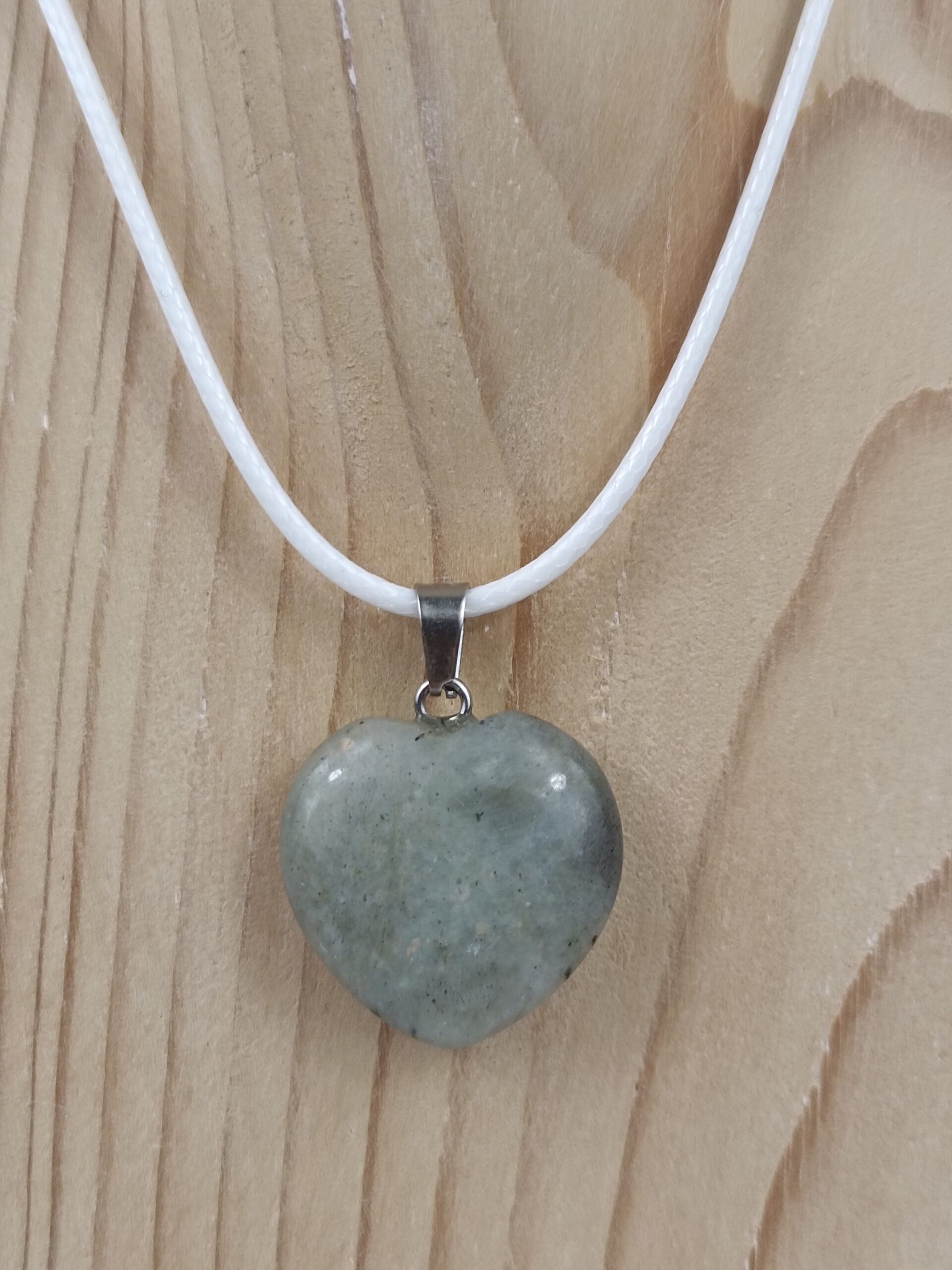 Collier en forme de cœur pierre naturelle Labradorite