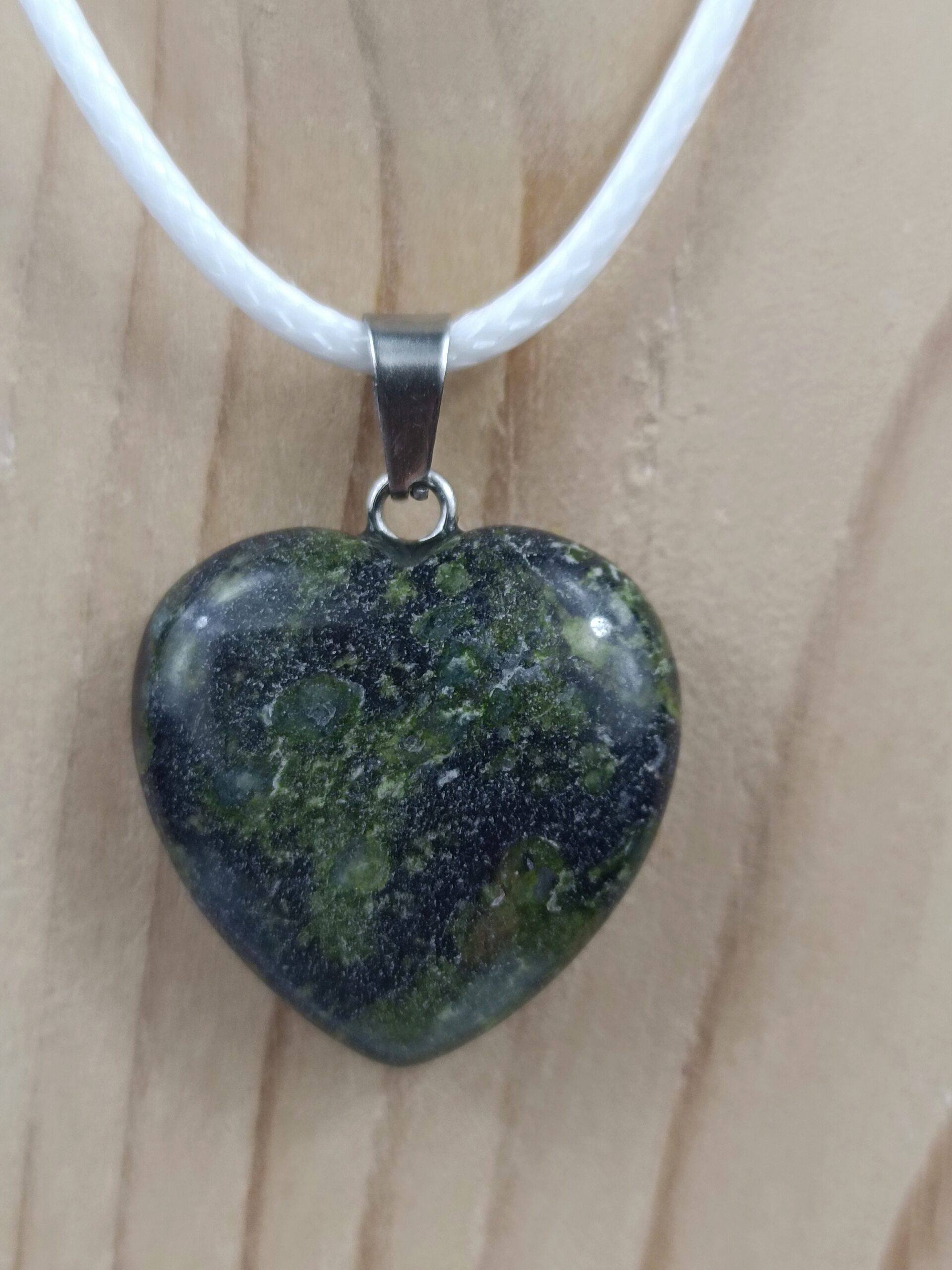 Pendentif cœur en Jaspe Sang de Dragon naturel avec cordon blanc – Qualité A – Image 2