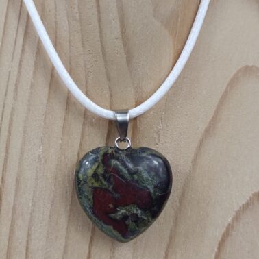 Pendentif cœur en Jaspe Sang de Dragon naturel avec cordon blanc – Qualité A