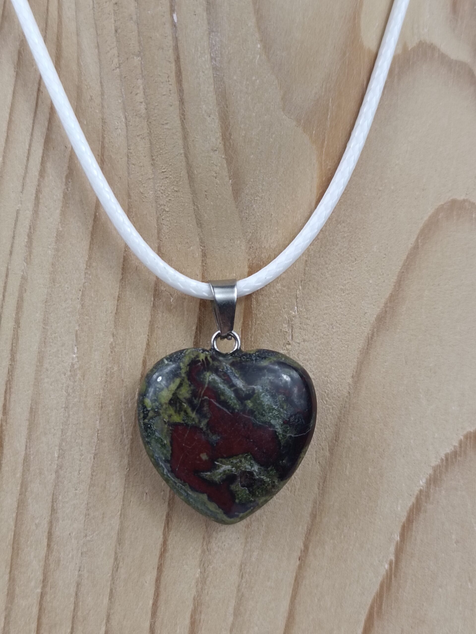 Pendentif cœur en Jaspe Sang de Dragon naturel avec cordon blanc – Qualité A