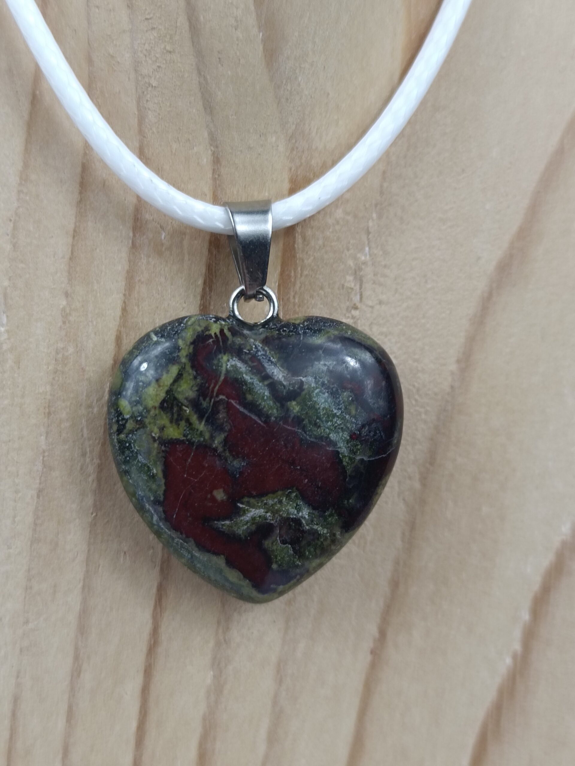 Pendentif cœur en Jaspe Sang de Dragon naturel avec cordon blanc – Qualité A – Image 3