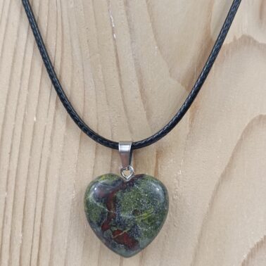 Collier cœur en Jaspe Sang de Dragon naturel avec cordon noir – Qualité A