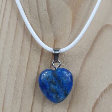 Pendentif cœur en Lapis Lazuli naturel avec cordon blanc – Qualité A