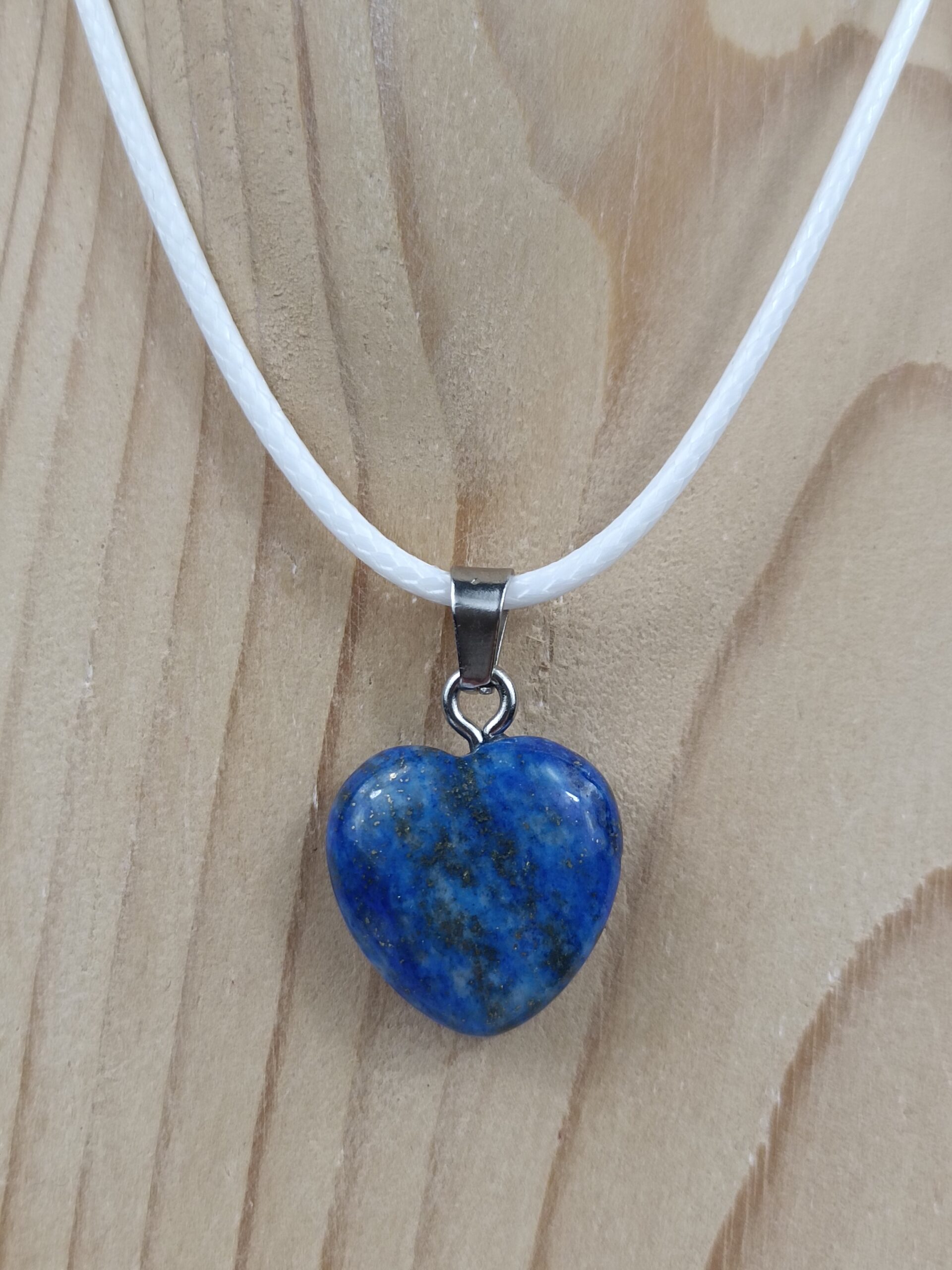 Pendentif cœur en Lapis Lazuli naturel avec cordon blanc – Qualité A