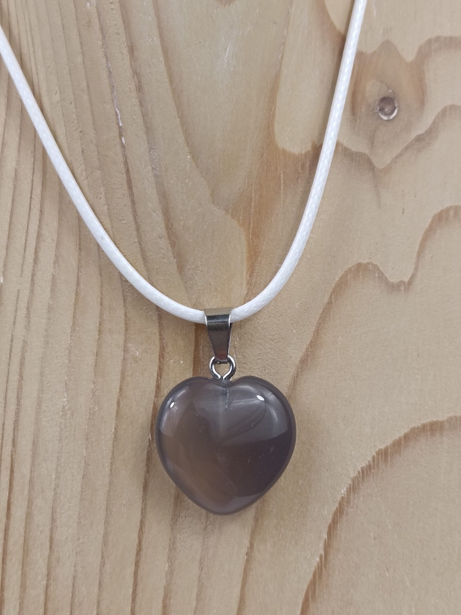 Collier cœur en Agate du Botswana naturelle avec cordon blanc – Qualité A