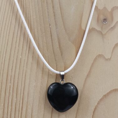 Bijou cœur en Obsidienne naturelle avec cordon noir – Qualité A