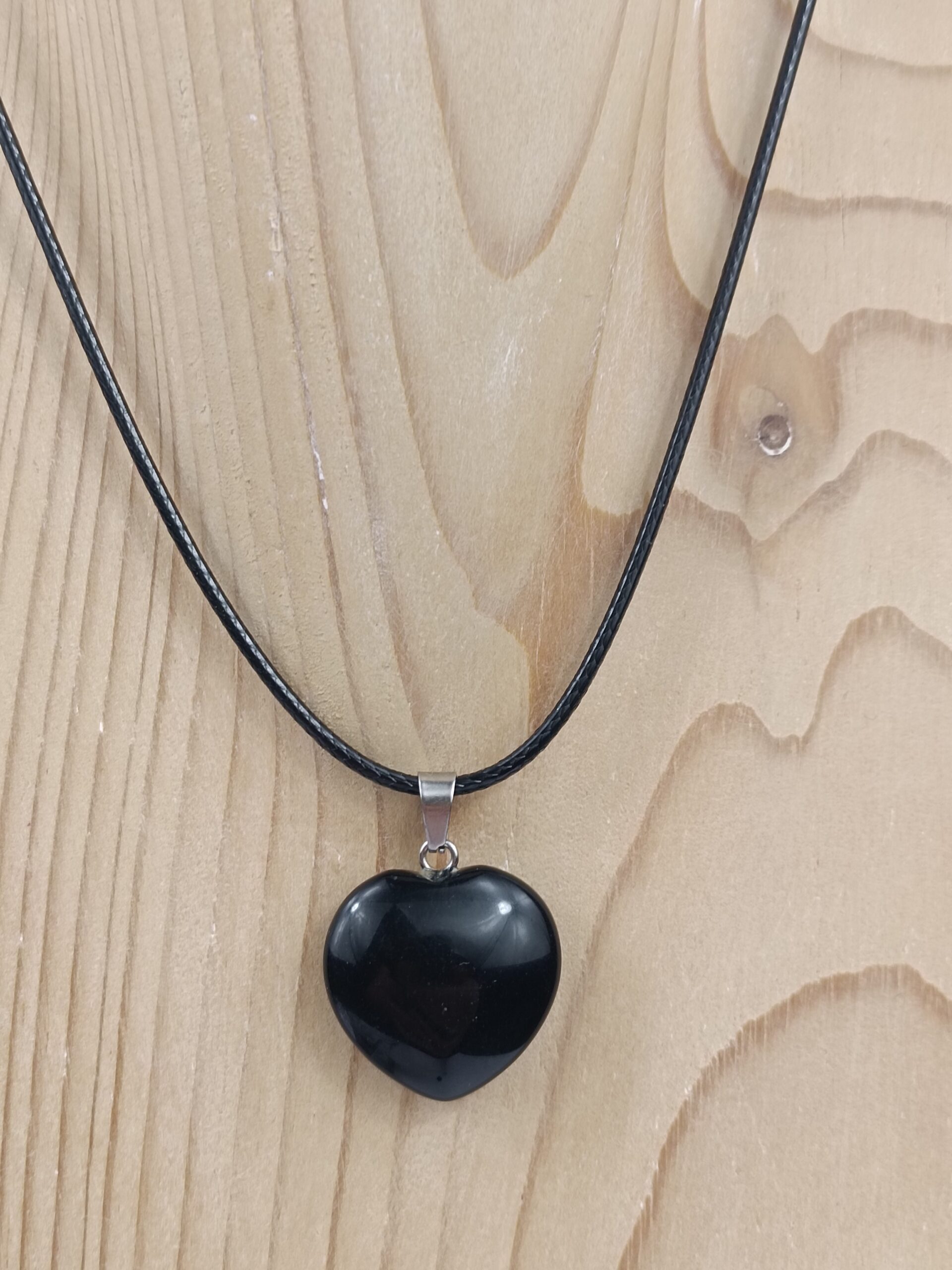 Pendentif cœur en Obsidienne noire naturelle avec cordon noir – Qualité A