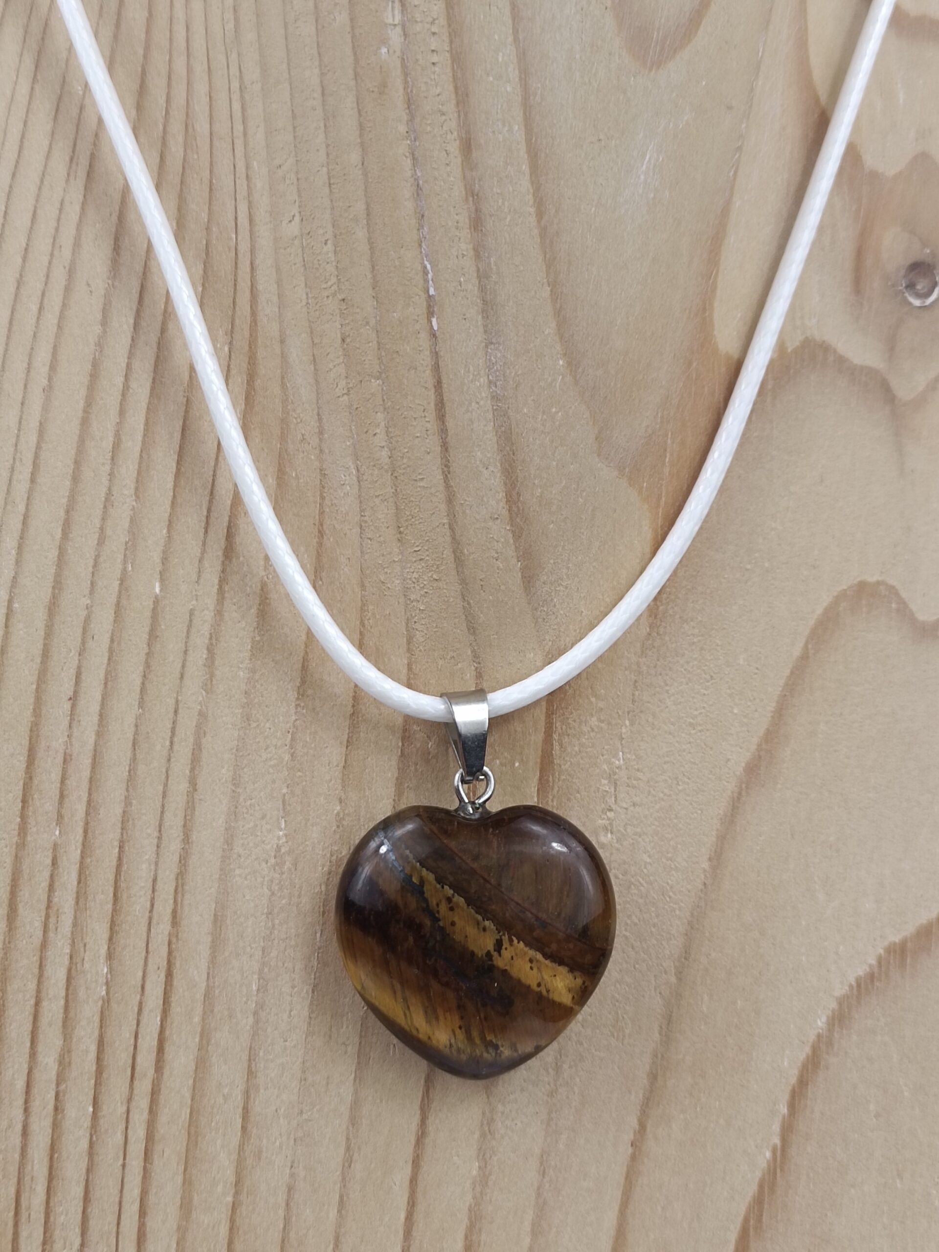 Collier cœur en Œil de Tigre naturel avec chaîne argentée – Qualité A