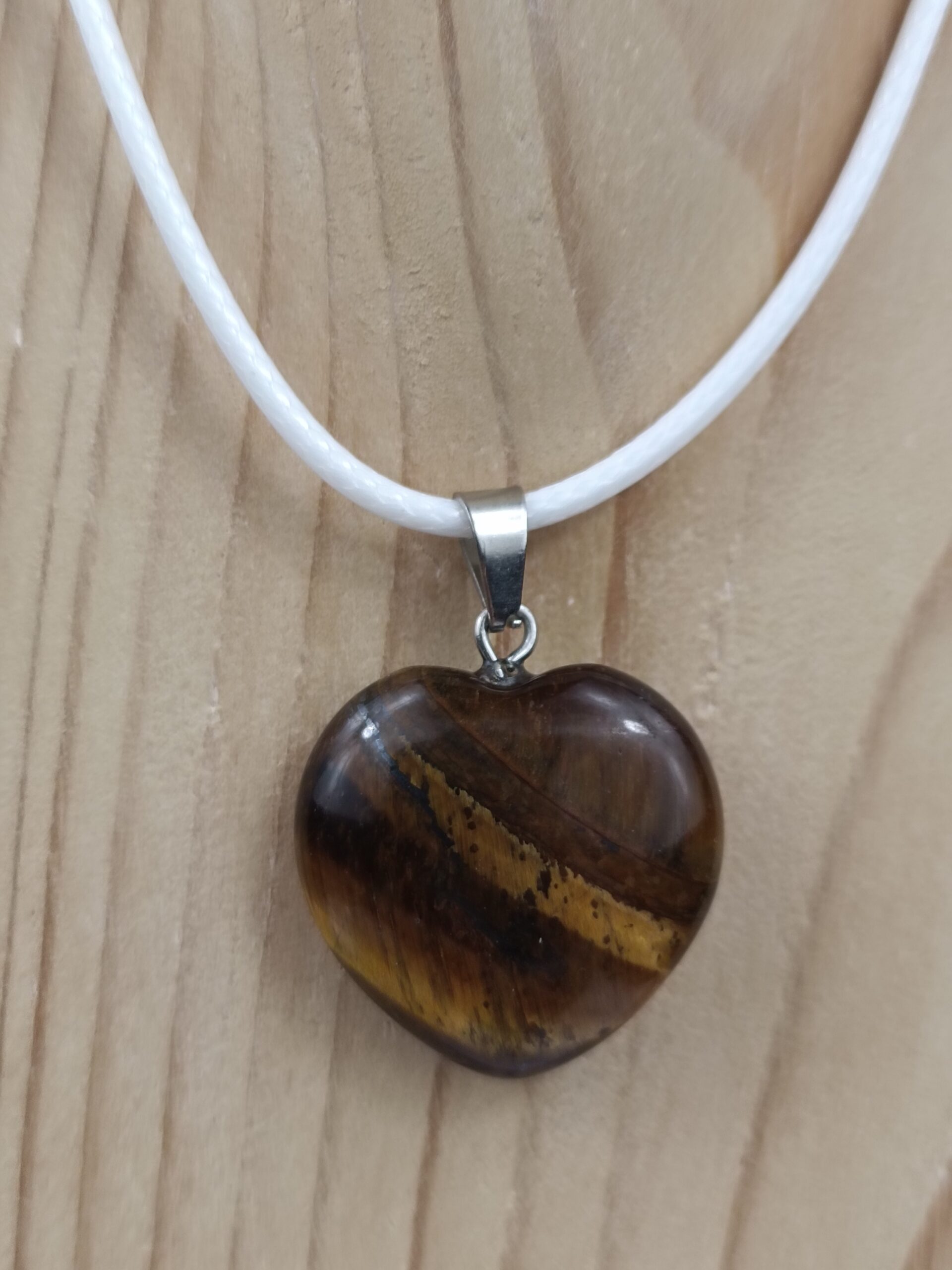 Collier cœur en Œil de Tigre naturel avec chaîne argentée – Qualité A – Image 2