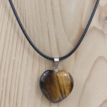 Collier cœur en Œil de Tigre naturel avec cordon noir – Qualité A