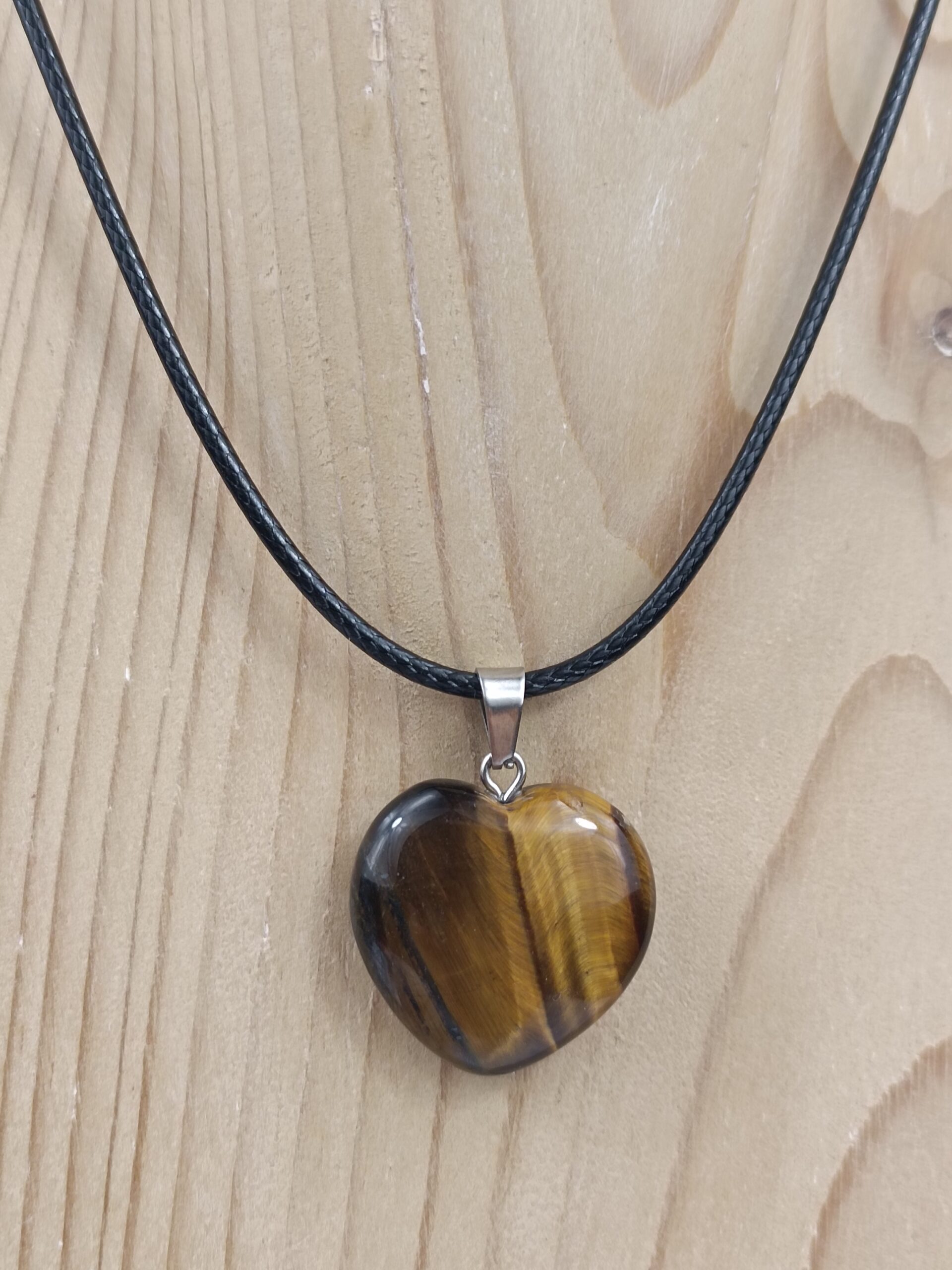 Collier cœur en Œil de Tigre naturel avec cordon noir – Qualité A
