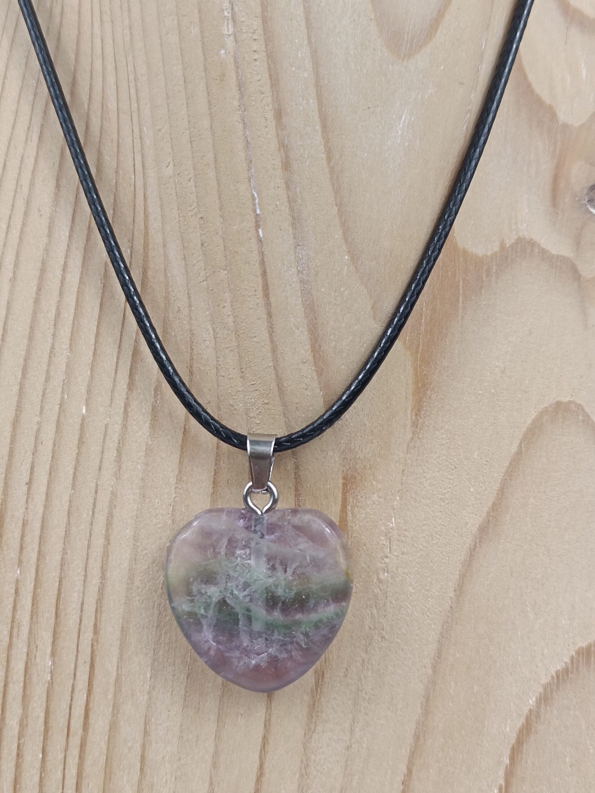 Collier pierre naturelle cœur 2 x 2 cm en fluorine multicolore