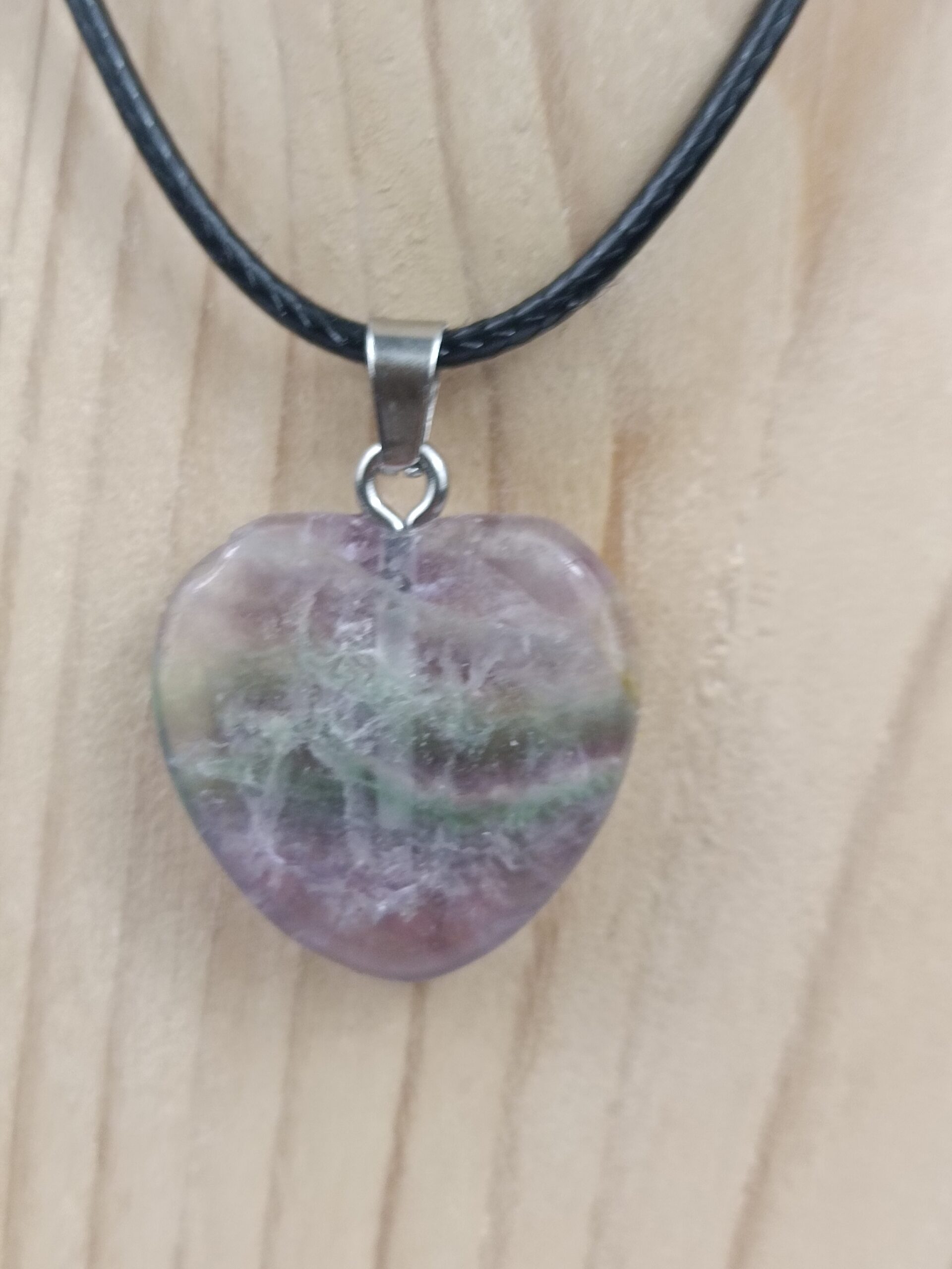 Collier pierre naturelle cœur 2 x 2 cm en fluorine multicolore – Image 2