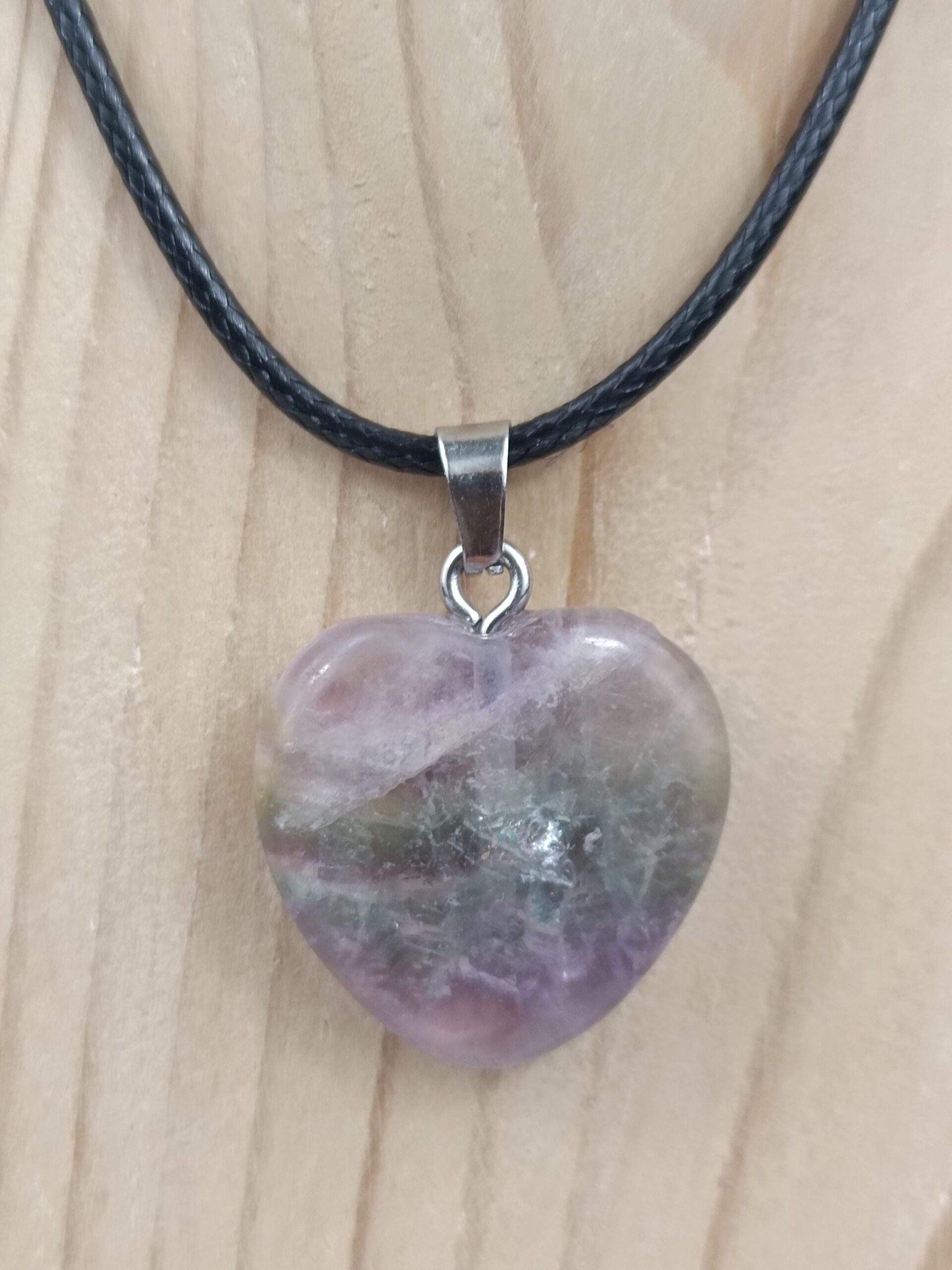 Collier pierre naturelle cœur 2 x 2 cm en fluorine multicolore – Image 3