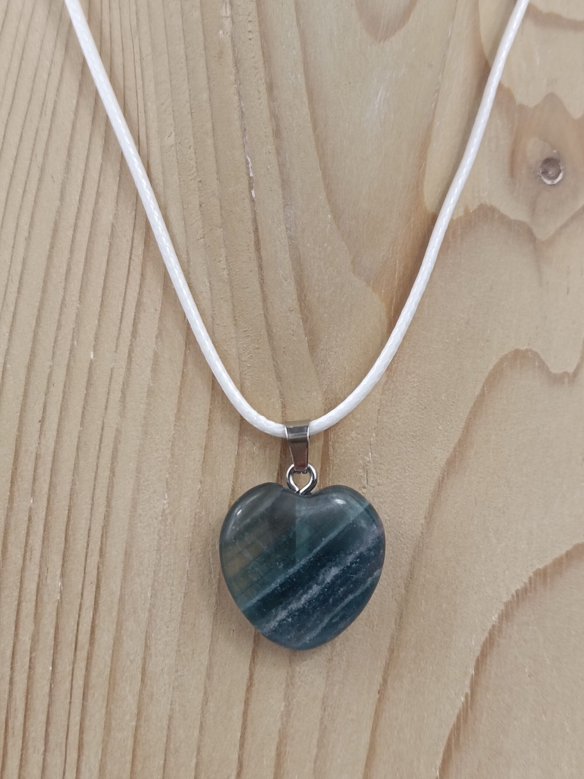 Collier pierre naturelle cœur 2 x 2 cm en fluorine multicolore
