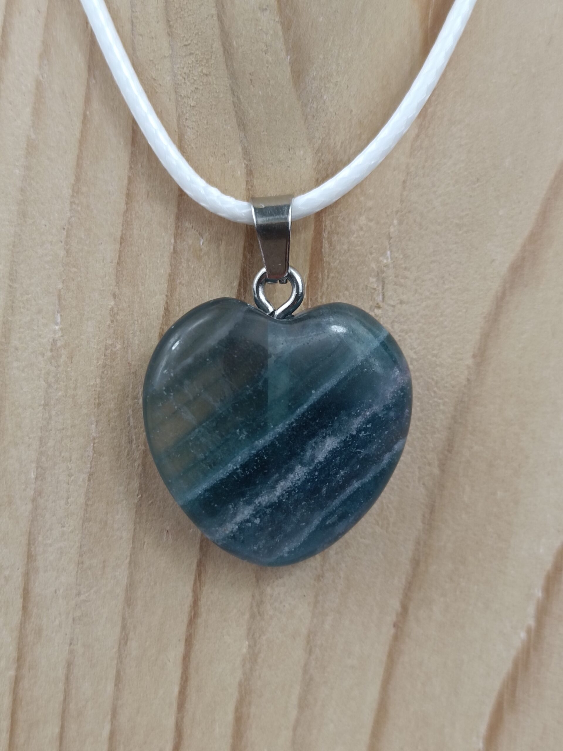 Collier pierre naturelle cœur 2 x 2 cm en fluorine multicolore – Image 2