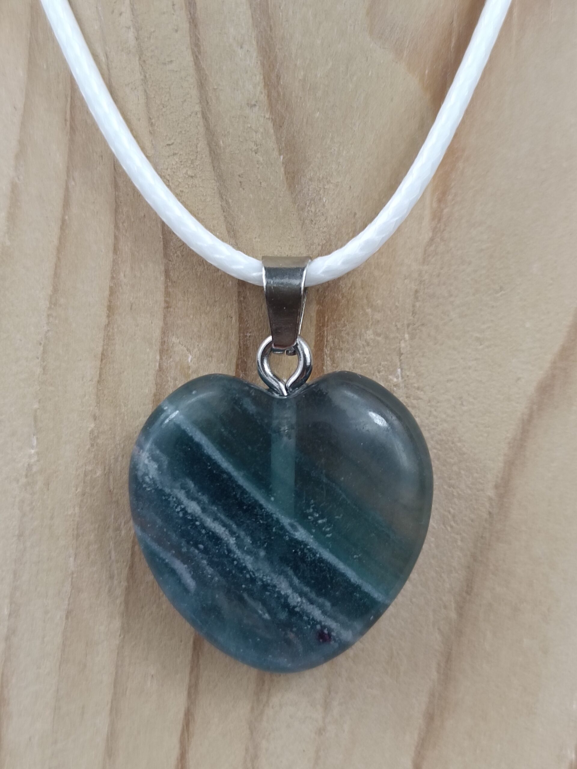 Collier pierre naturelle cœur 2 x 2 cm en fluorine multicolore – Image 3