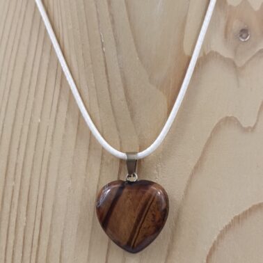 Collier cœur en Œil de taureau pierre naturelle