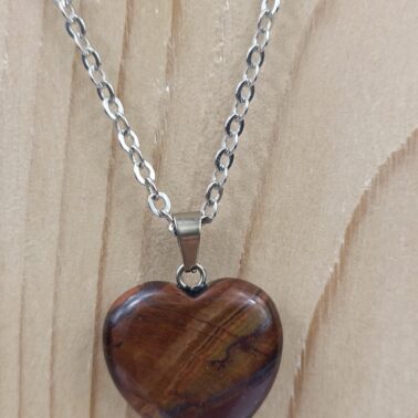 Collier cœur en Œil de taureau pierre naturelle